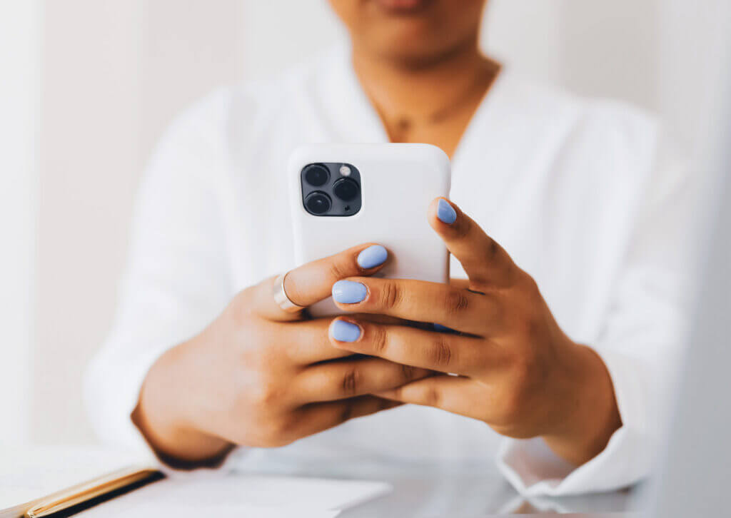 Smartphone dans les mains
