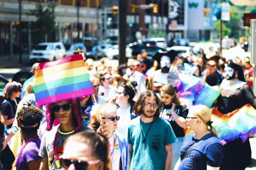 la foule durant la marche des fiertés LGBT